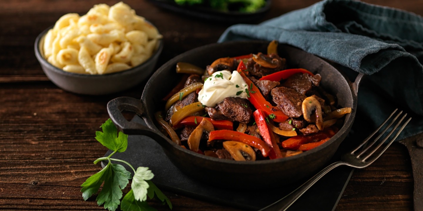 Stroganov mit Plant-Based Beef Chunks - The Green Mountain